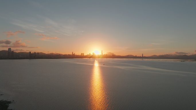 航拍早晨日出金色阳光照射在深圳湾海面