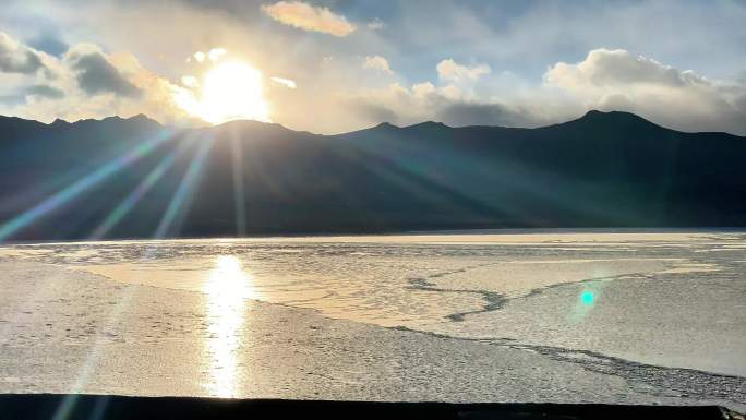 普莫雍错库拉岗日雪山日出