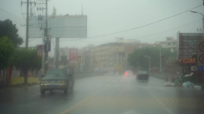 下雨天乡村公路行驶汽车记录仪驾驶第一视角