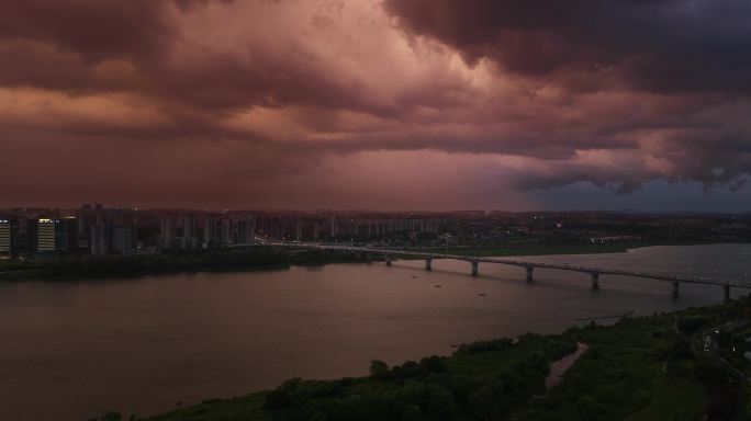 湖南长沙洋湖湘江暴风雨黑云压城