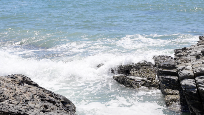 海浪拍打岩石海浪礁石翻滚大海黑色礁石升格