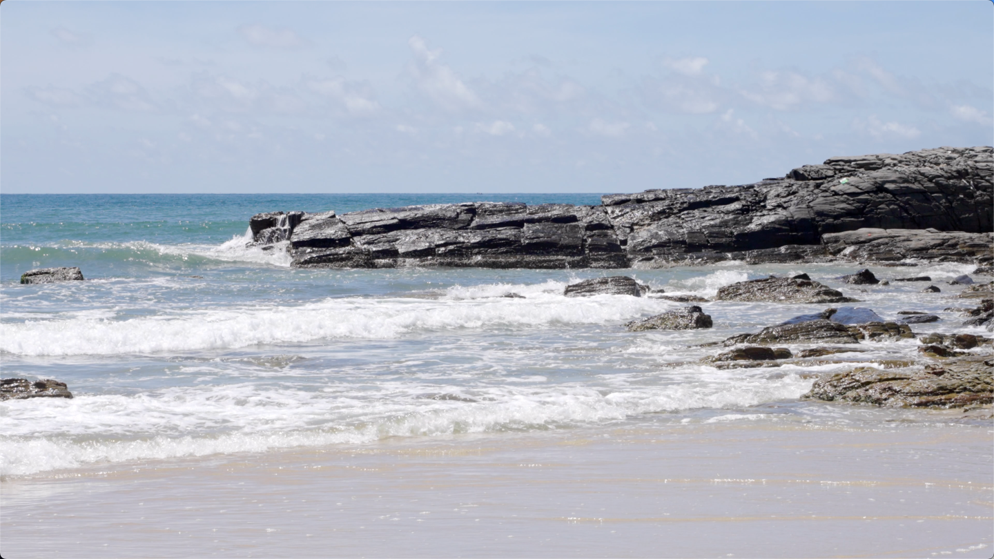 海浪拍打岩石海浪礁石翻滚大海黑色礁石升格