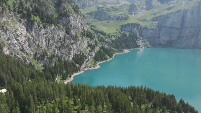 空中无人机拍摄的奥斯奇宁高山图，奥斯奇宁湖，群山之上