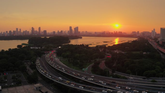 夕阳下的南京隧道