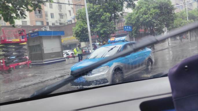 实拍大雨暴雨天城市行车