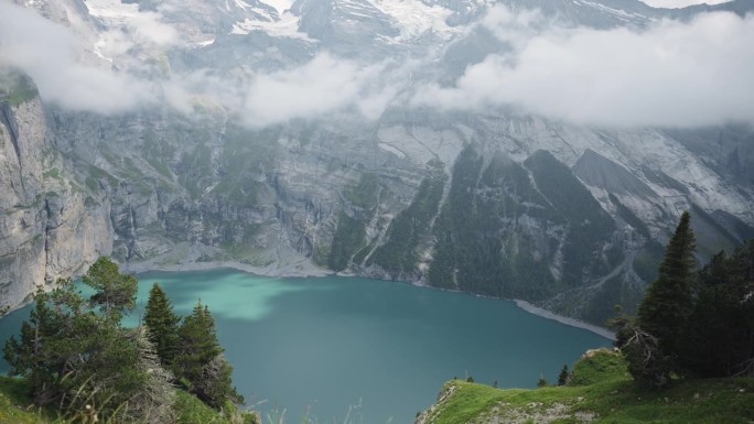 奥斯奇宁湖的空中无人机视图，上面有悬崖和雪峰的高山湖泊