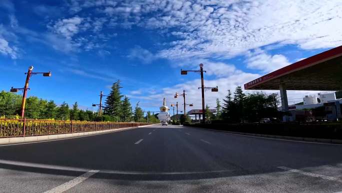 香格里拉城市道路行车视角 藏区街道西藏