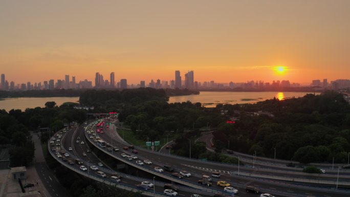 夕阳下的南京玄武湖隧道