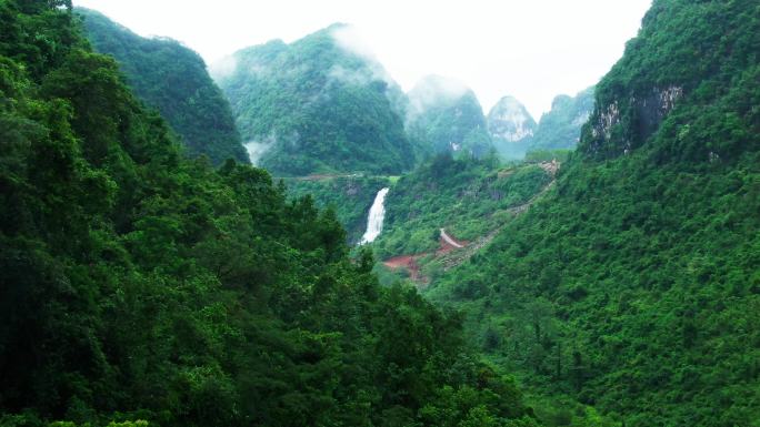 夏天雨中有雾山水瀑布大片镜头