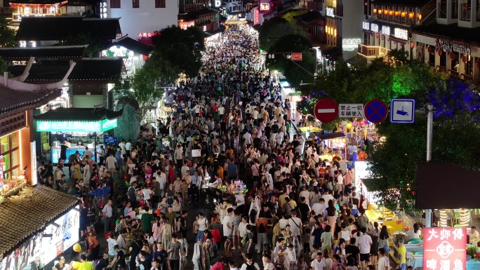 人头攒动的繁荣夜市夜景