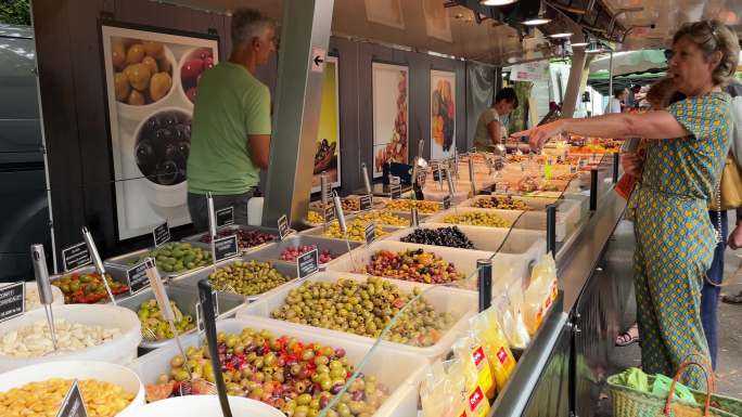 法国乡村市集上卖油橄榄的摊位