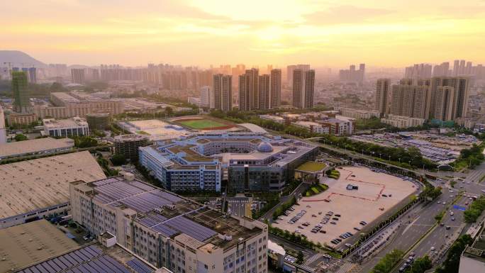 夕阳下的深圳比亚迪总部，智能制造深圳车企