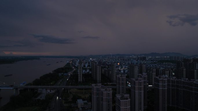 闪电中的安庆城市风景
