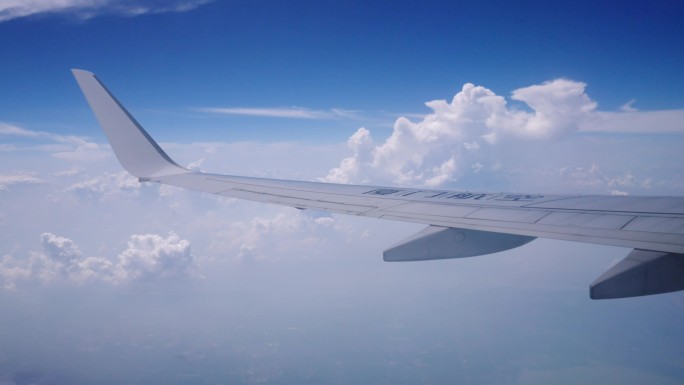 飞机高空中飞行