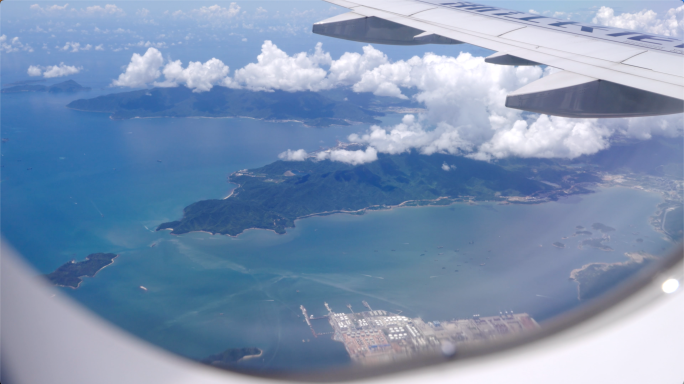 航拍海岸线飞机望向窗外海边风景空镜头