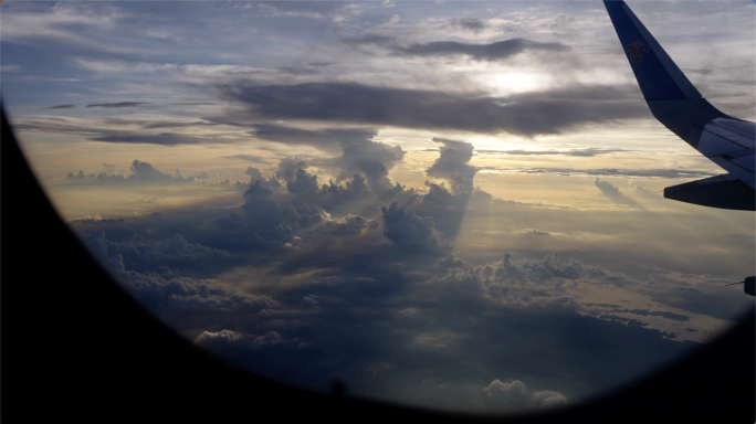 飞机窗外夕阳云层丁达尔傍晚航拍云层空镜