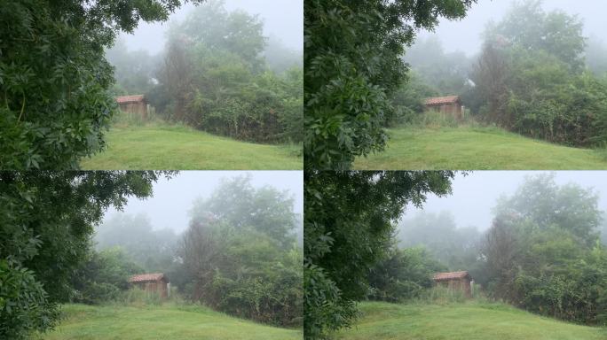 浓雾里的山间小木屋