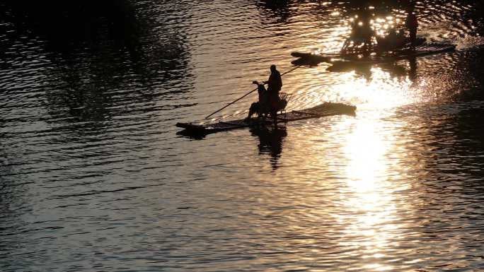 波光粼粼下的日落黄昏遇龙河竹筏漂流