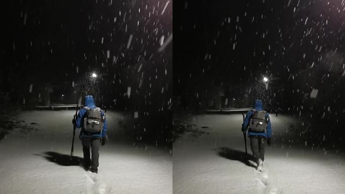 冬天下雪的夜晚在雪中行走的人