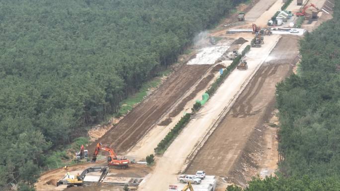 航拍施工中的荣乌高速烟威段改扩建工地