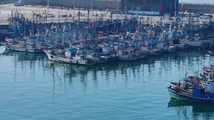 休渔期停靠在渔港码头的渔船