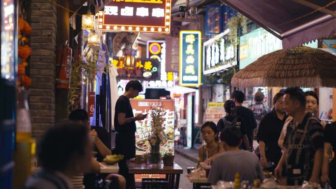 成都网红街猛追湾望平街夜市美食游客人流