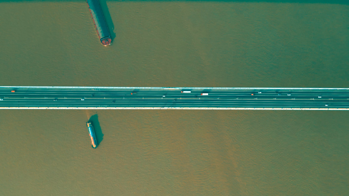航拍4K润扬大桥上过往的车辆和船只