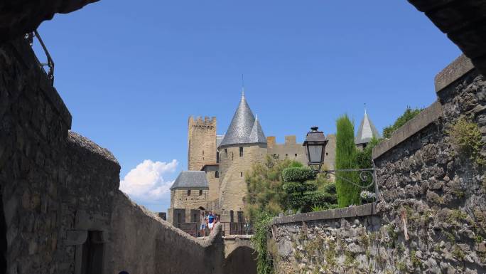 穿过门看中世纪城堡的塔楼
