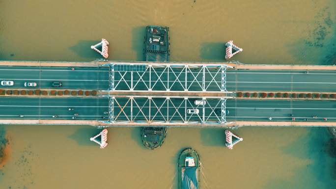 航拍4K水路繁忙的扬州大桥
