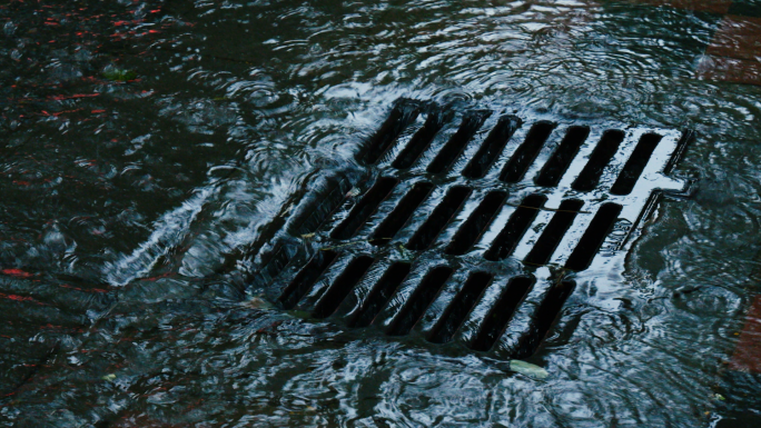 雨天城市 城市下雨 城市排水系统 管道