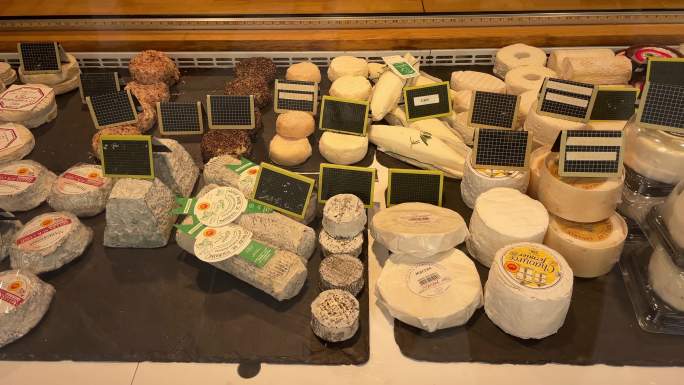 法国商店橱窗阵列的奶酪