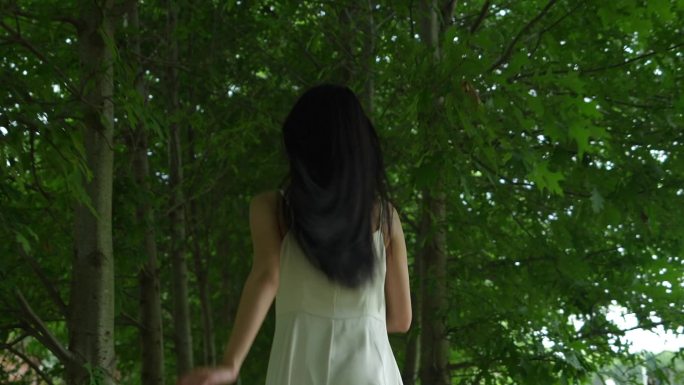 森系 女孩  白裙 奔跑  森林