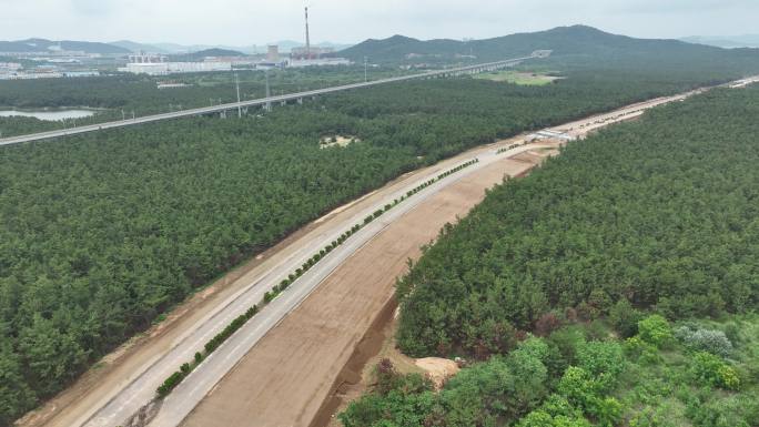 航拍施工中的荣乌高速烟威段改扩建工地