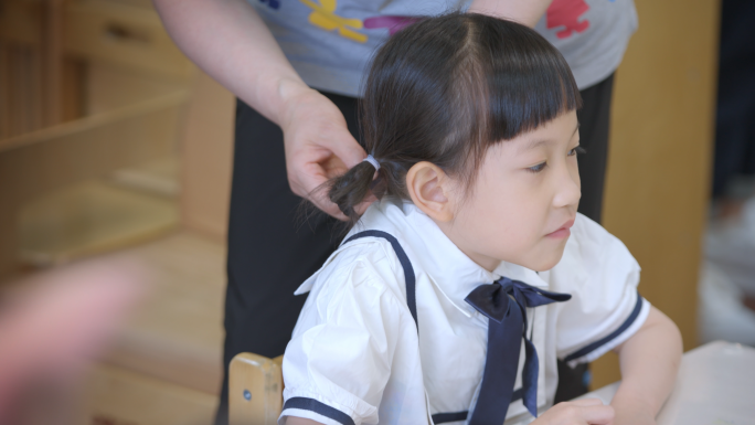 老师帮小朋友穿衣服 幼儿园外教