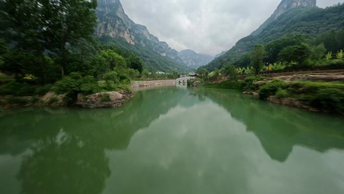 fpv拍摄在锡崖沟绿水青山中飞行