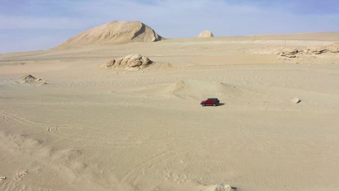 汽车在沙漠雅丹无人区行驶