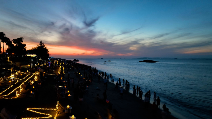 海边沙滩看日出的人群4K航拍