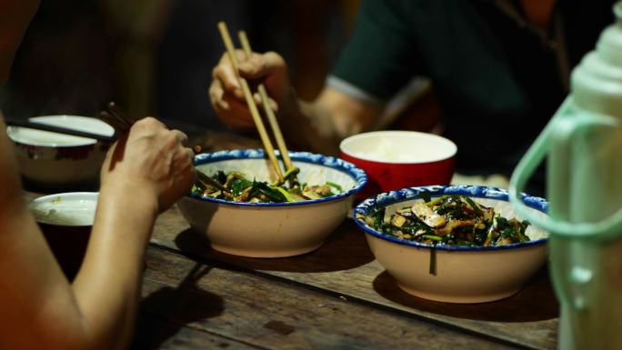 一家人吃饭晚餐