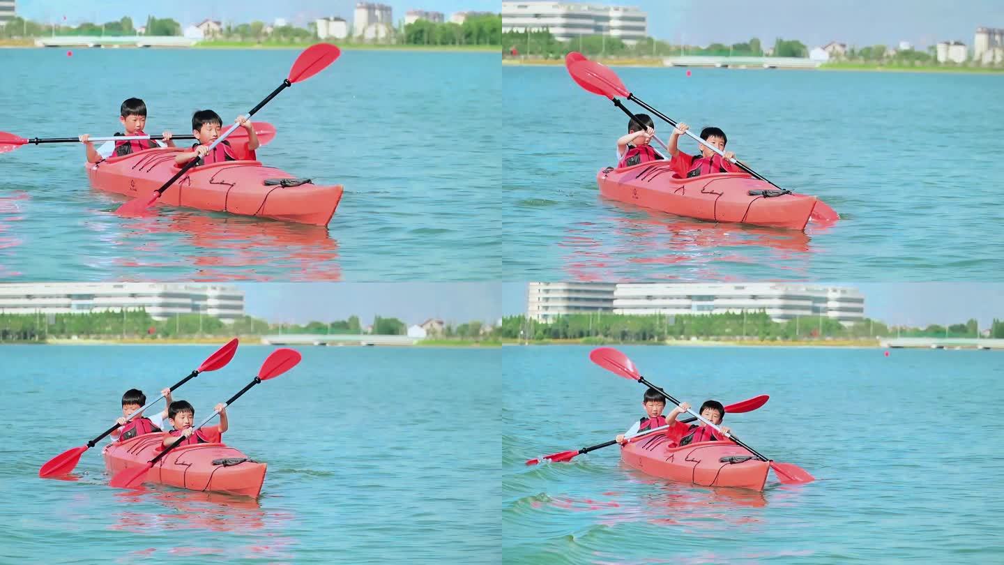 男孩水面练习划双人皮划艇