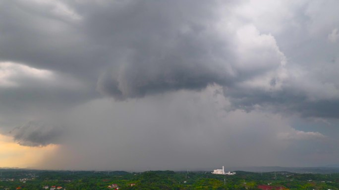 4K航拍台风过境暴雨来临团状云闪电2