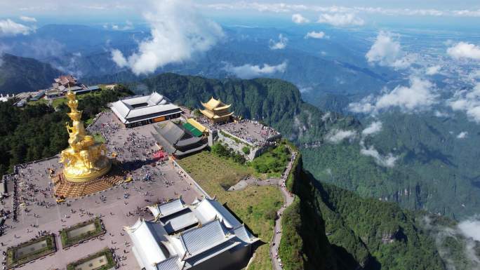 峨眉山金顶普贤菩萨旅游人潮航拍