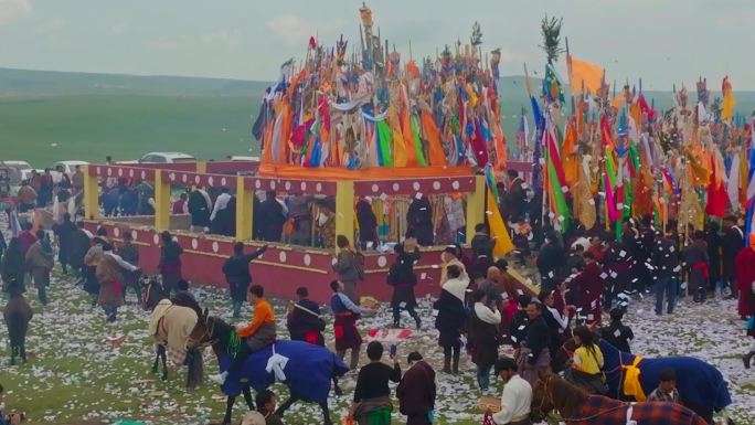 壮观的藏族煨桑插箭航拍