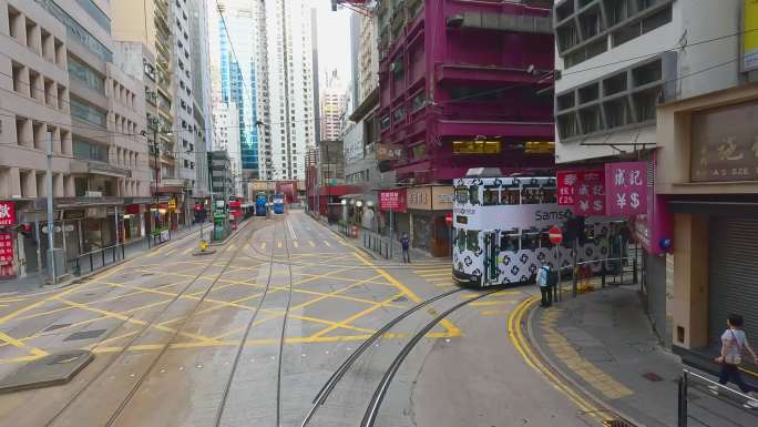 清晨乘坐香港电车，感受流动的“城市名片”