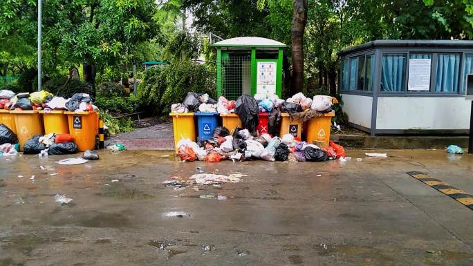 下雨后社区的垃圾堆成山