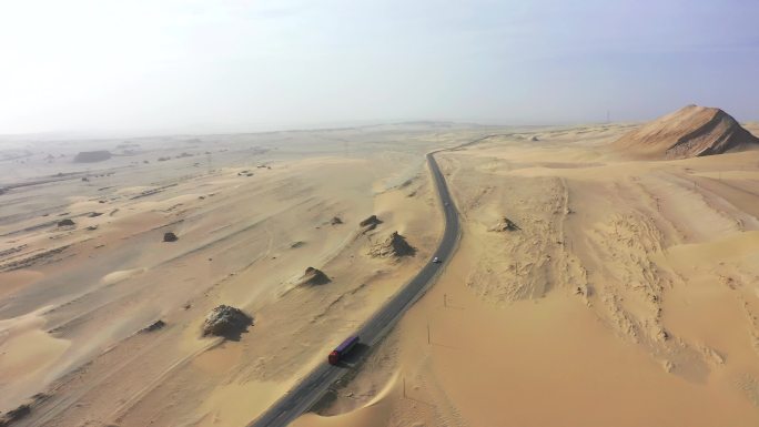 沙漠上公路交通