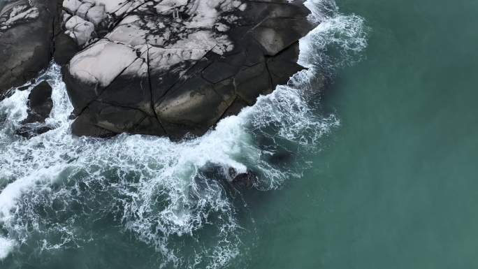 海浪冲刷礁石航拍