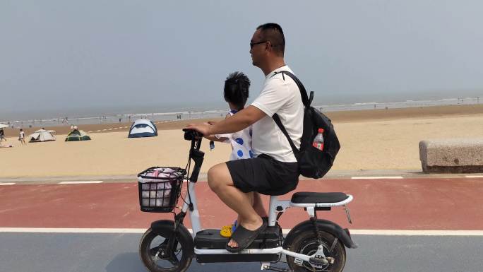 实拍骑电动自行车带孩子去海边免费沙滩游玩