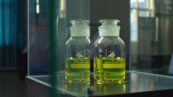 化学容器里的黄色液体