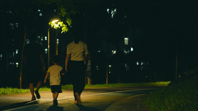 夜景公园夜跑路灯跑步昏暗散步孤独陪伴