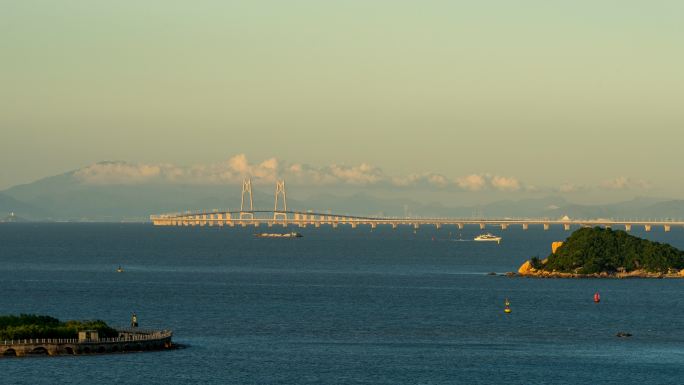 伶仃洋海上日转夜港珠澳大桥黄昏蓝调影像